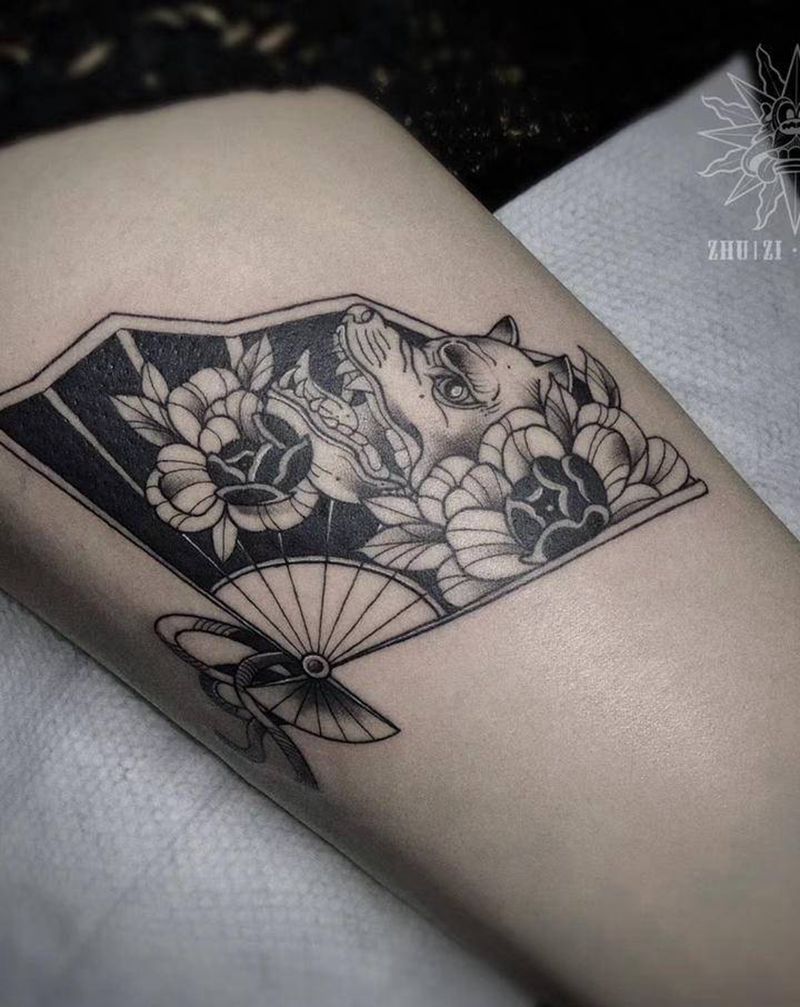 大腿折扇纹身图片_腿部老传统纹身图案