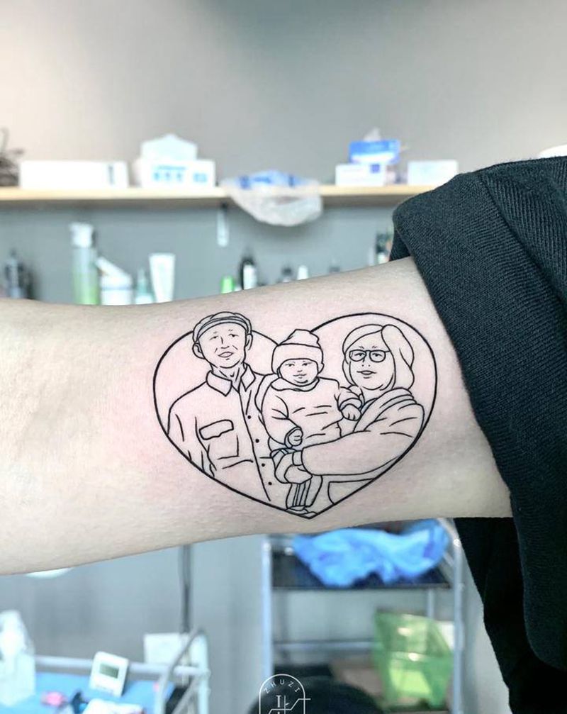 一家人纹身图片_手臂手部欧美写实点刺纹身图案