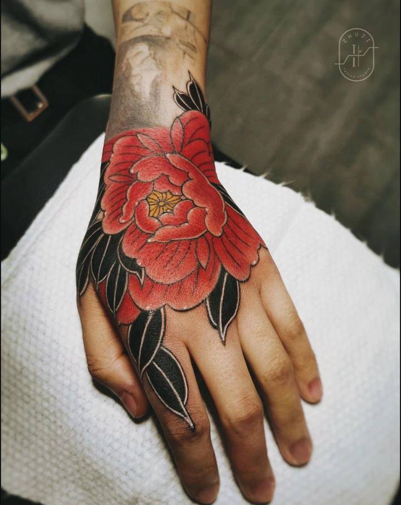 牡丹纹身图片_手部老传统牡丹纹身图案