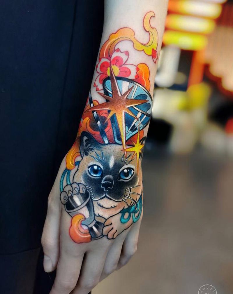 一个调酒师和她的猫纹身图片_腿部New School猫纹身图案