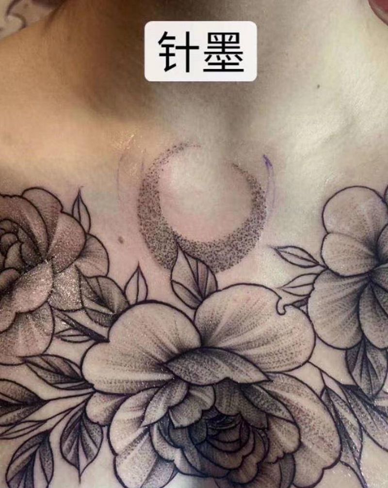 素花花胸纹身图片_胸部点刺素花纹身图案