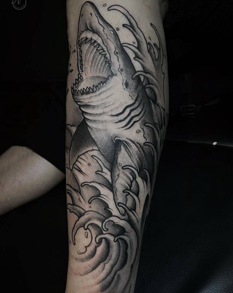 鲨鱼纹身图片_腿部脚部欧美写实New School鲨鱼纹身图案