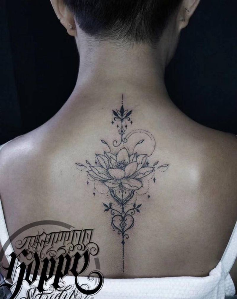 素花纹身图片_肩部背部点刺纹身图案