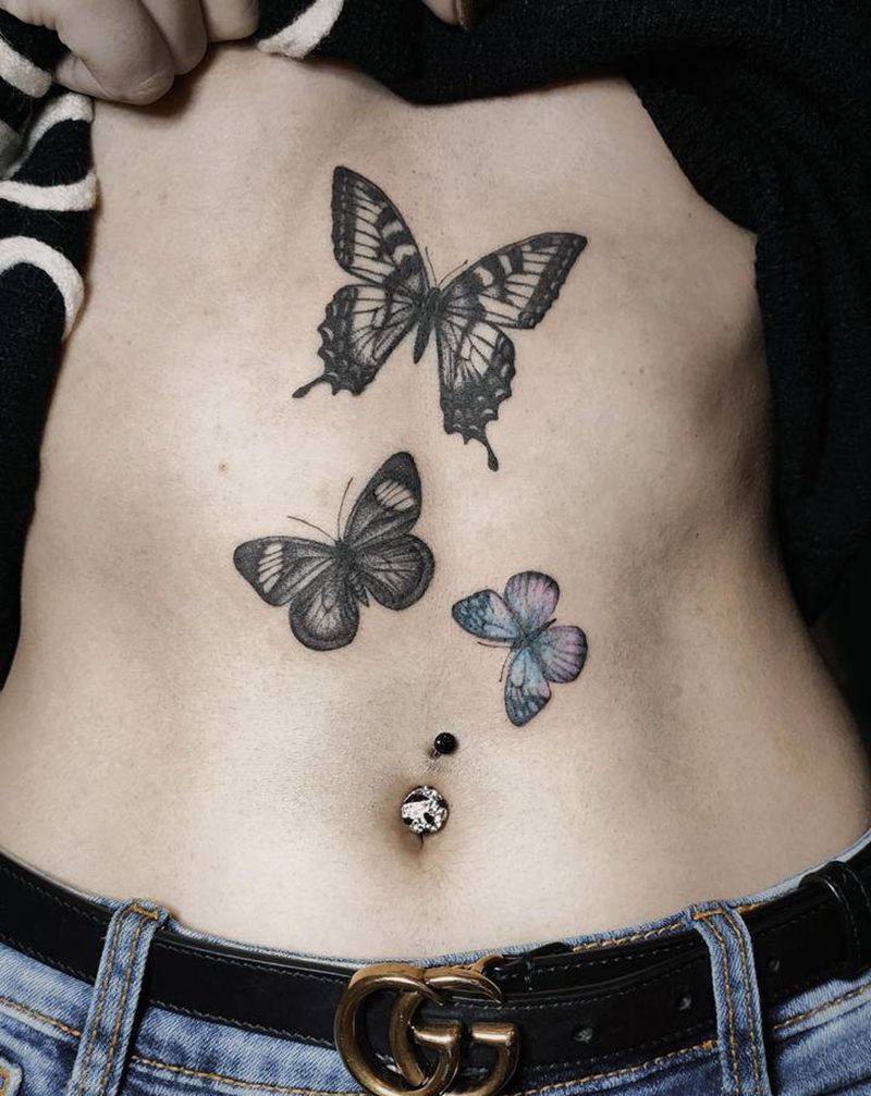 蝴蝶纹身图片_腹部欧美写实蝴蝶纹身图案