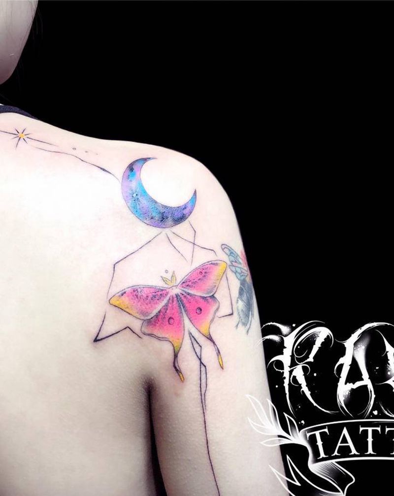 后肩月亮蝴蝶纹身图片_背部肩部水彩月亮蝴蝶纹身图案