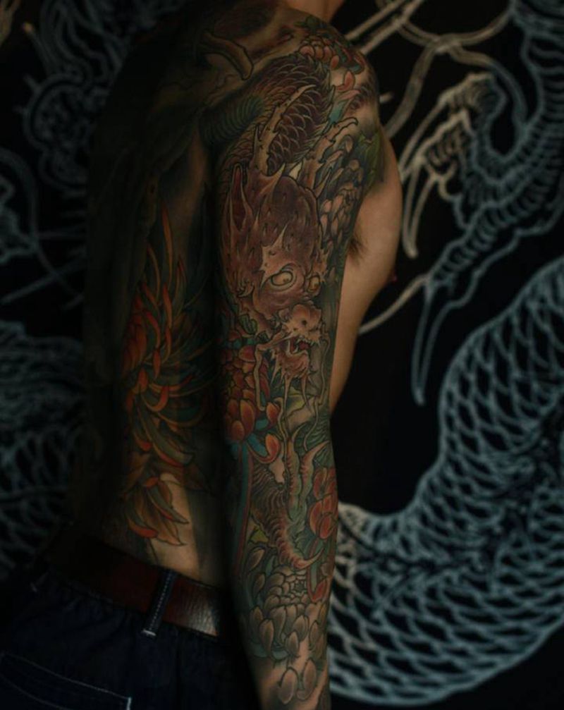 花臂作品 龙纹身图片_手部手臂新传统New School龙菊花新传统纹身图案