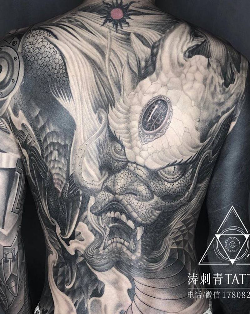 恶龙咆哮纹身图片_背部新传统纹身图案