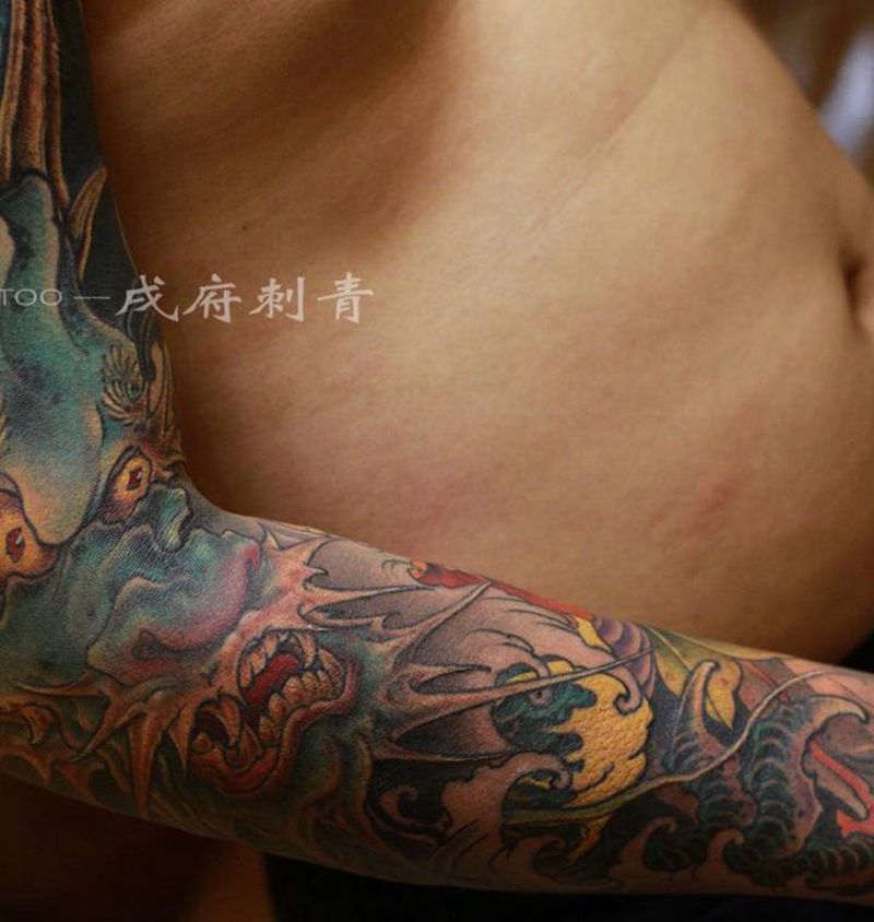 龙纹身图片_手臂手部新传统龙花臂彩色新传统纹身图案