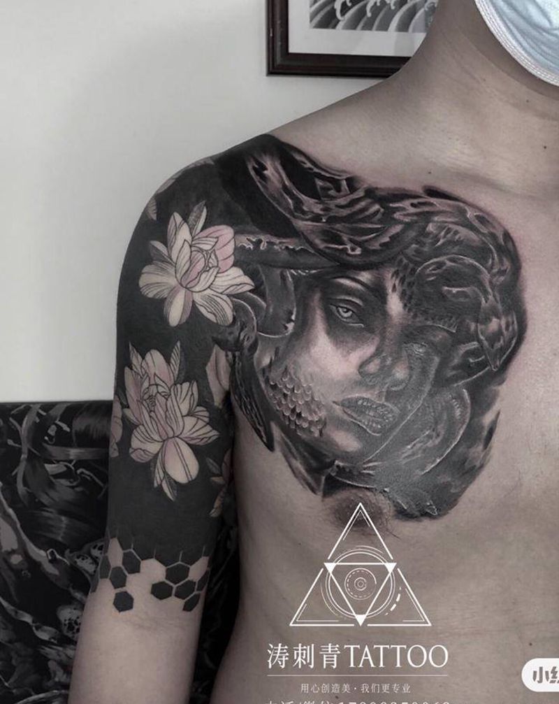 美杜莎纹身图片_胸部纹身图案