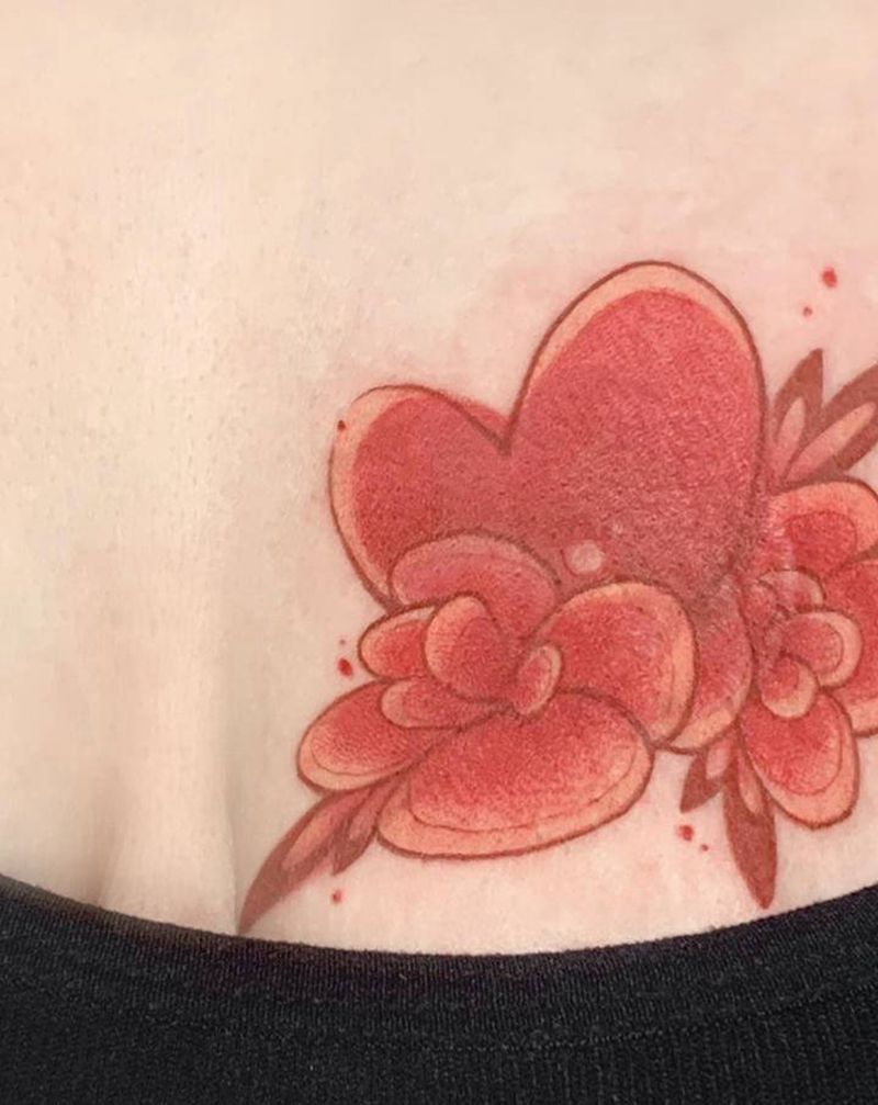 红心纹身图片_胸部New School新传统玫瑰红色红心纹身图案