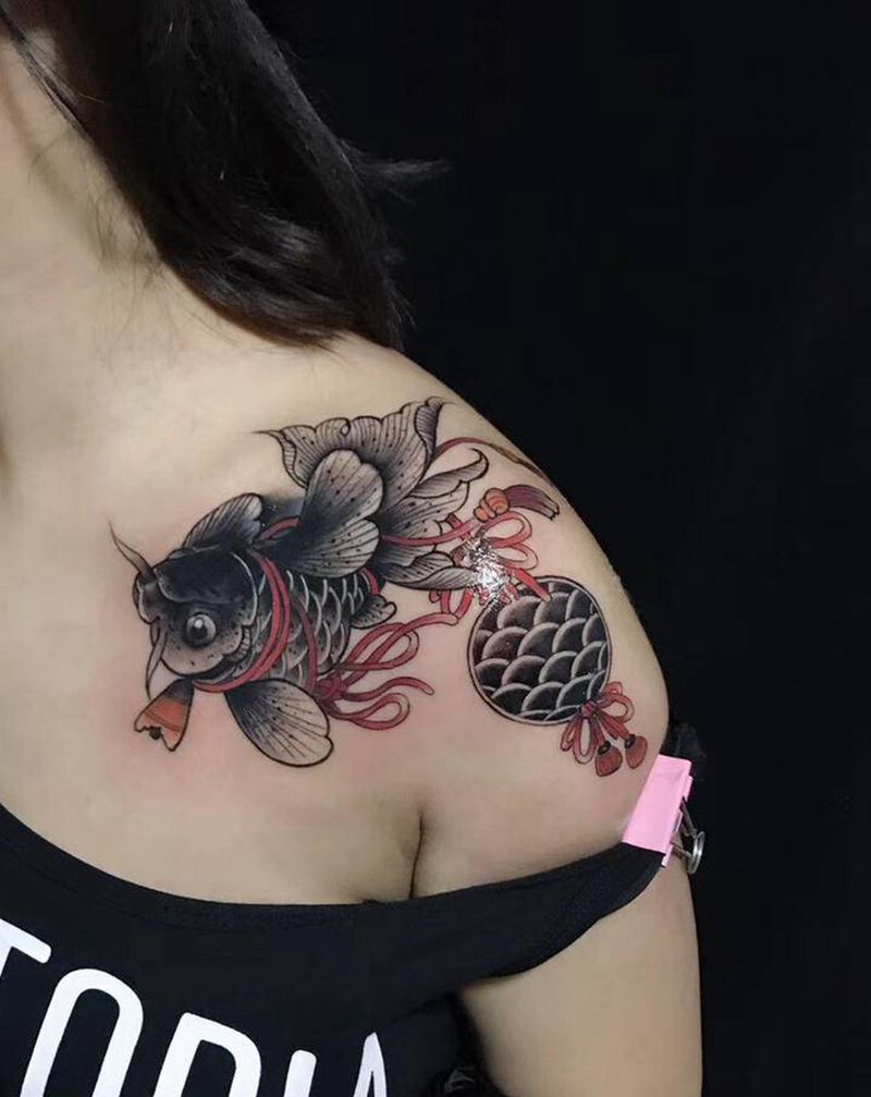 金鱼 遮盖作品纹身图片_肩部胸部老传统新传统纹身图案