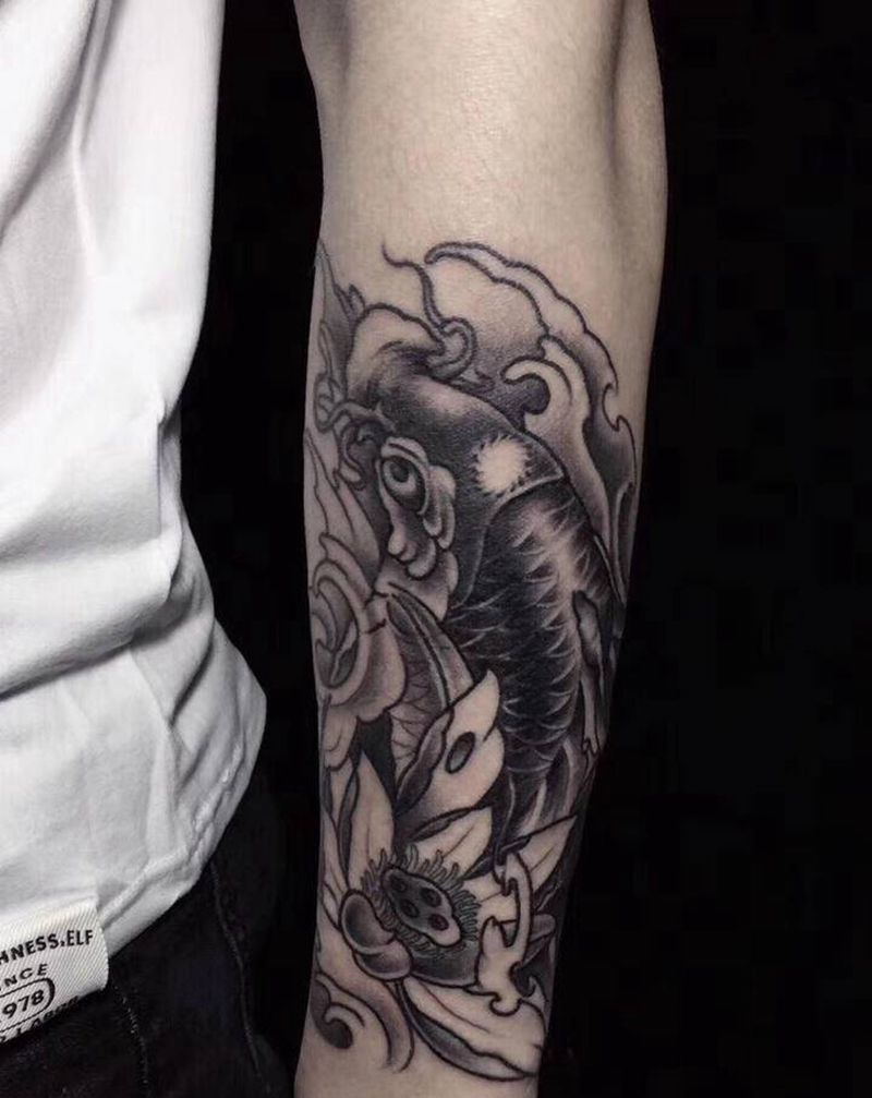 黑灰锦鲤纹身图片_手臂手部新传统老传统纹身图案