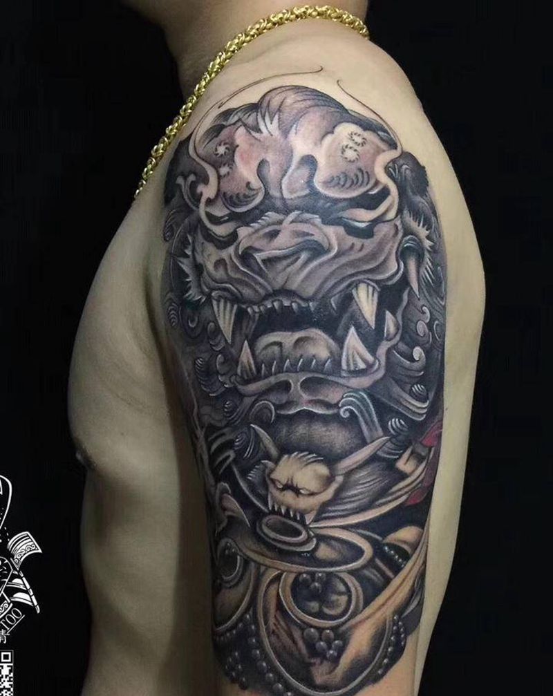 福狮纹身图片_手臂肩部老传统新传统纹身图案