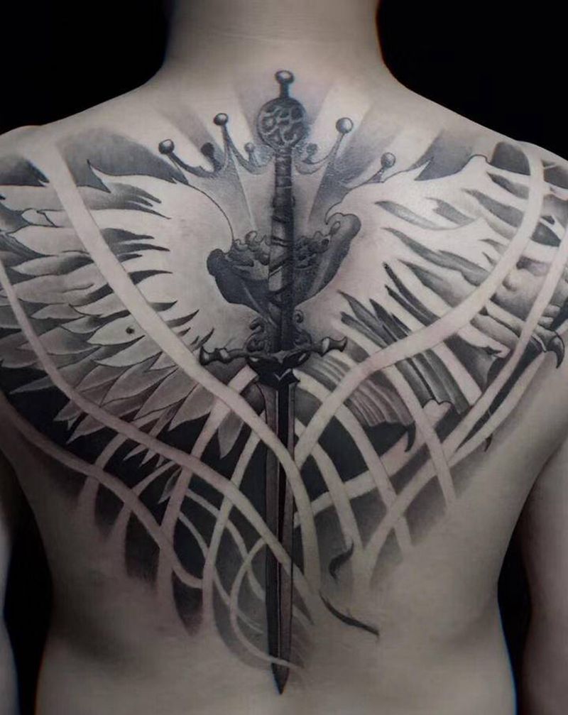 翅膀纹身图片_肩部背部欧美写实图腾纹身图案