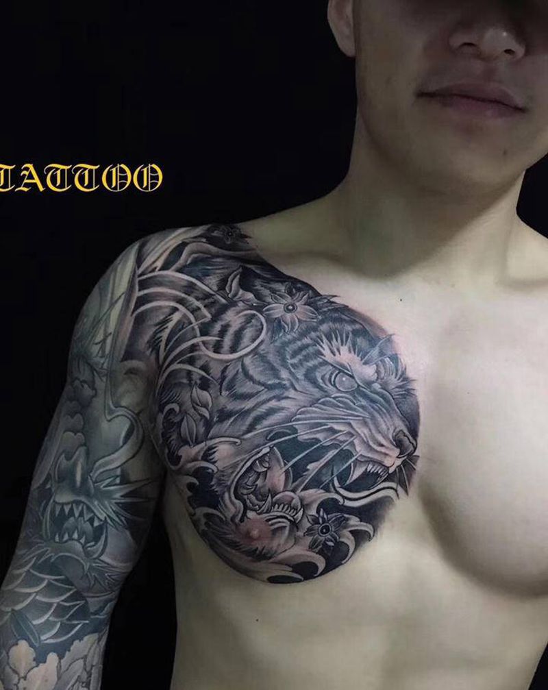 半胛 老虎纹身图片_胸部新传统欧美写实纹身图案