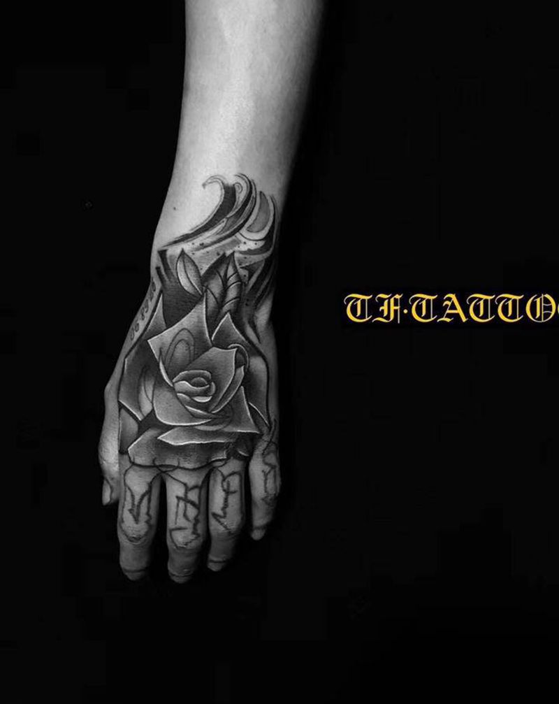 玫瑰纹身图片_手部手臂欧美写实纹身图案