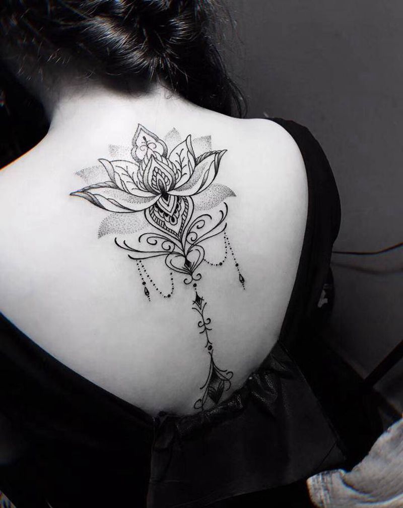 梵花纹身图片_背部几何点刺纹身图案