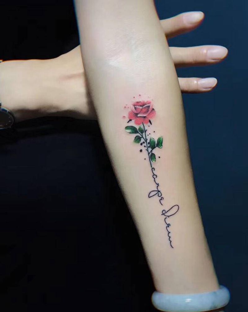 玫瑰纹身图片_手臂水彩花体字纹身图案