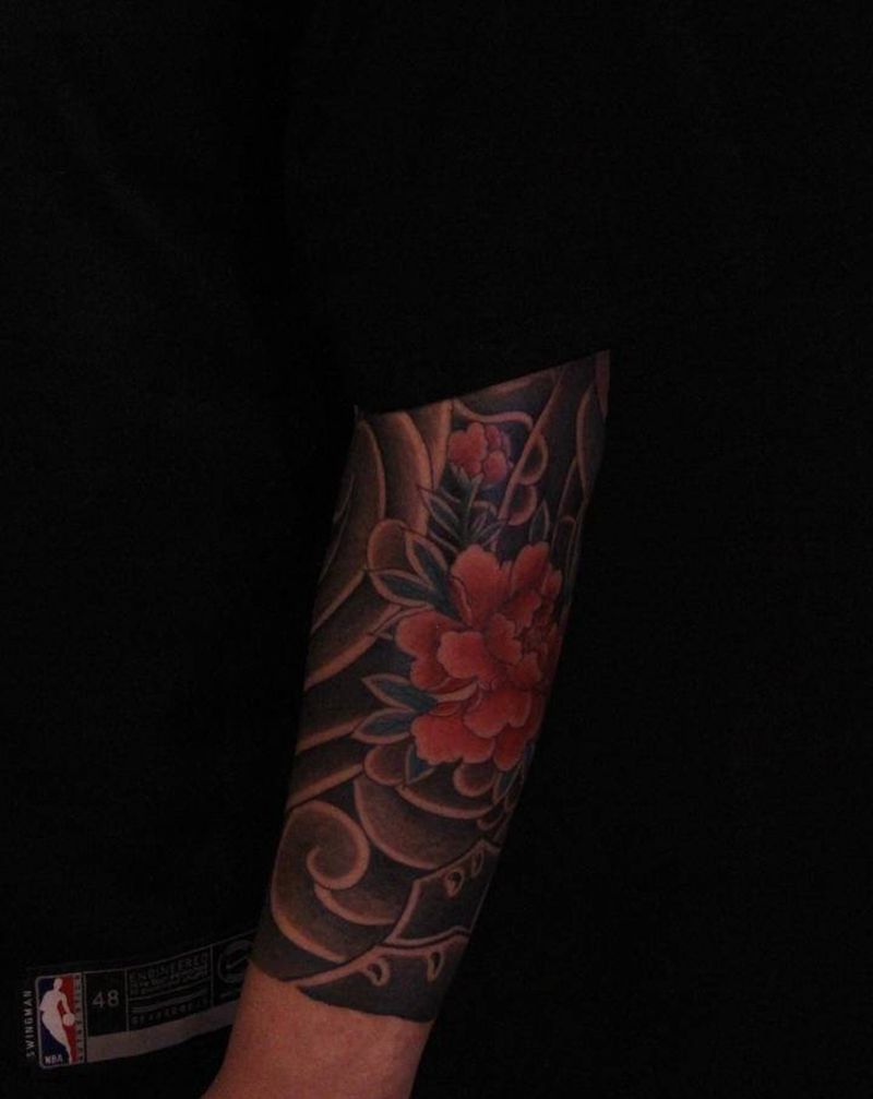 牡丹日式遮盖纹身图片_手部老传统纹身图案