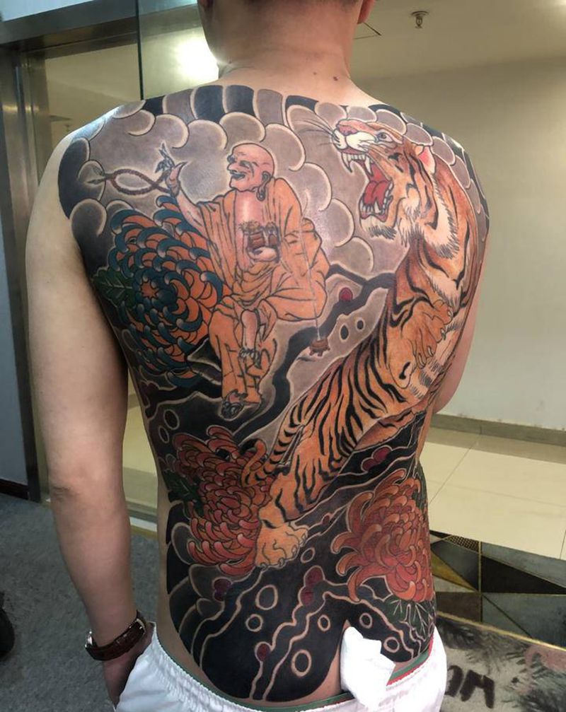 满背修改老虎纹身图片_背部老传统纹身图案