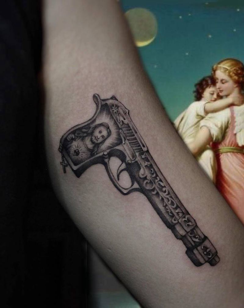 手枪纹身图片_手臂欧美写实纹身图案