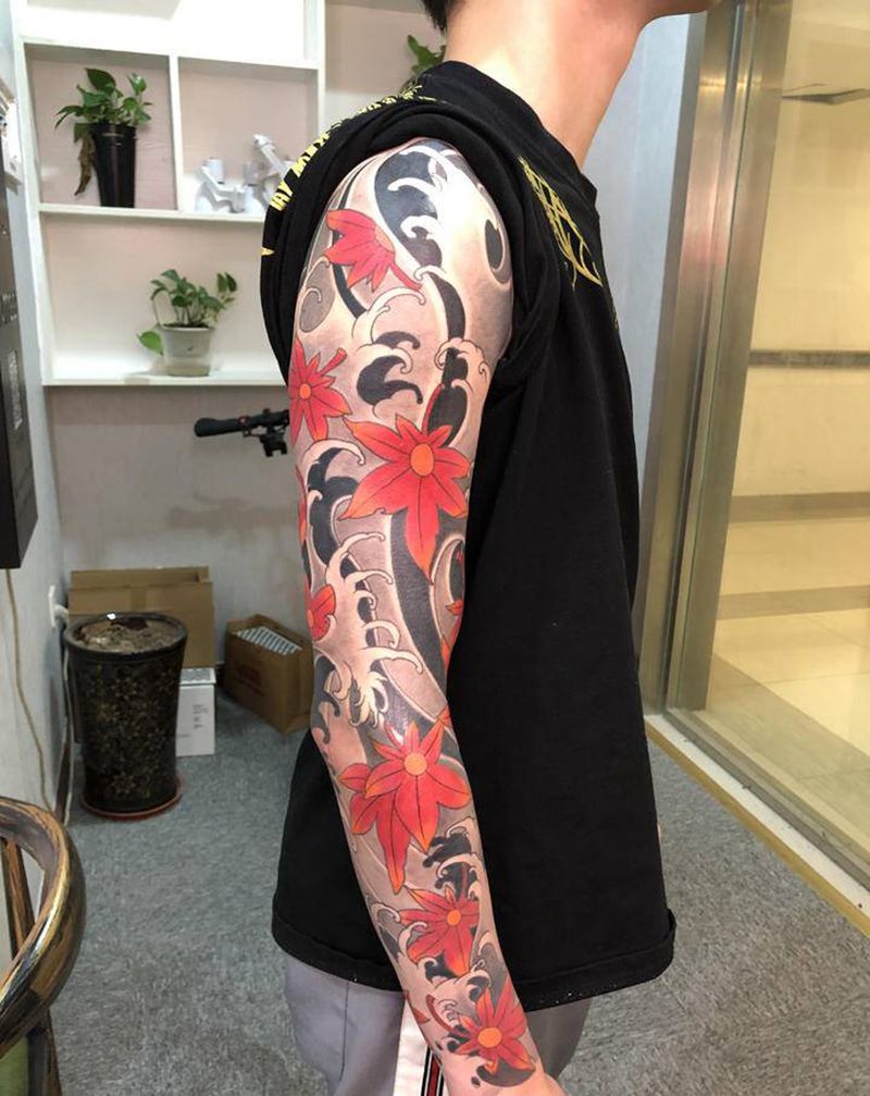 枫叶花臂纹身图片_手臂老传统纹身图案
