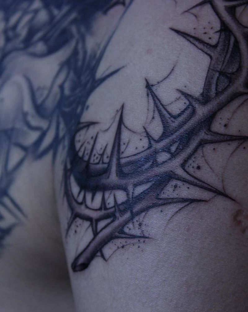 荆棘纹身图片_肩部欧美写实纹身图案