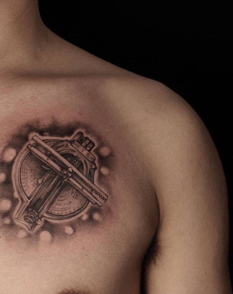 锁纹身图片_胸部欧美写实纹身图案