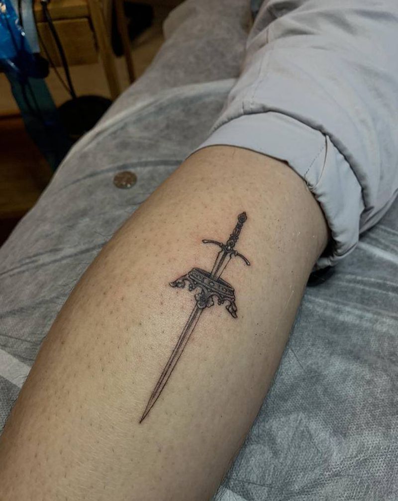 利剑纹身图片_腿部几何欧美写实纹身图案