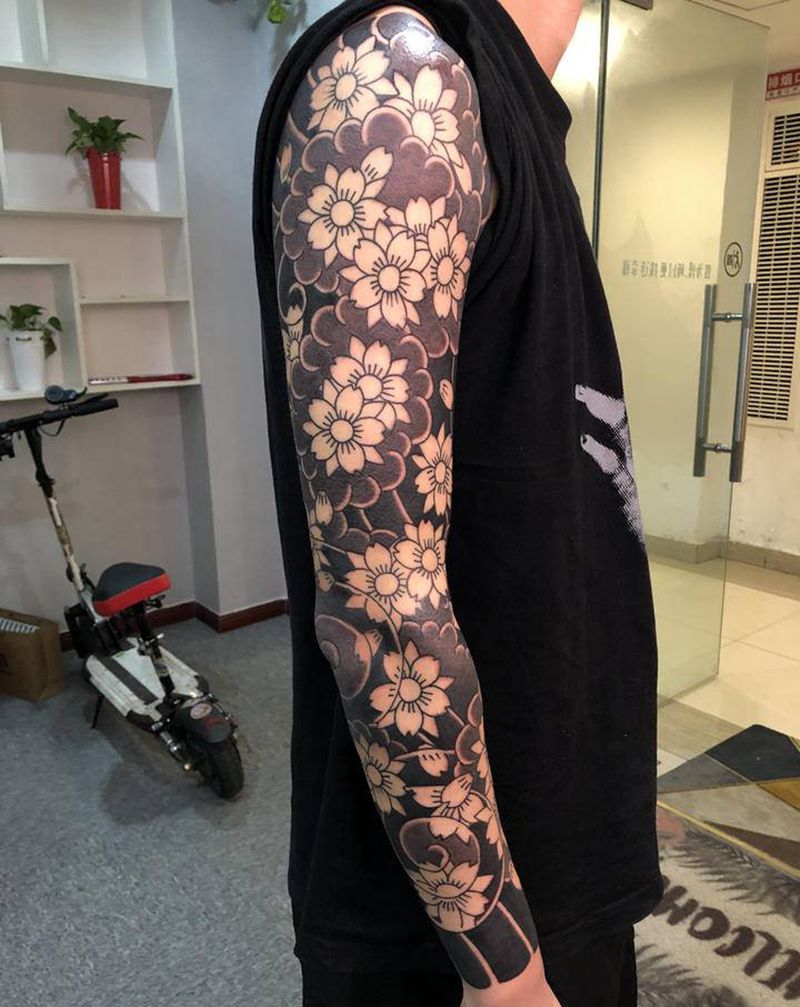 樱花花臂纹身图片_手臂老传统纹身图案
