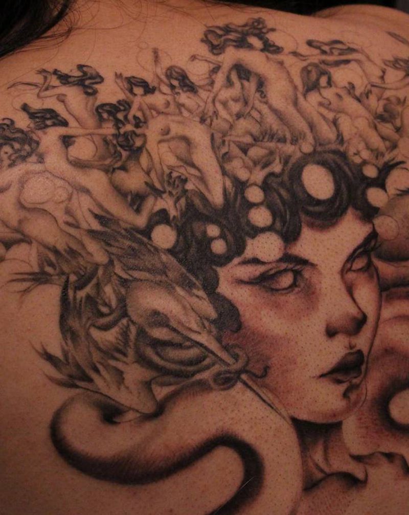 美杜莎纹身图片_背部欧美写实纹身图案