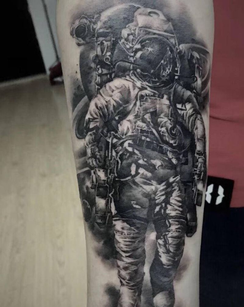 宇航员纹身图片_手臂欧美写实点刺太空宇宙纹身图案