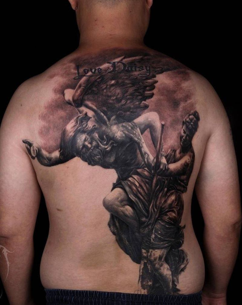 后背石雕纹身图片_背部欧美写实纹身图案