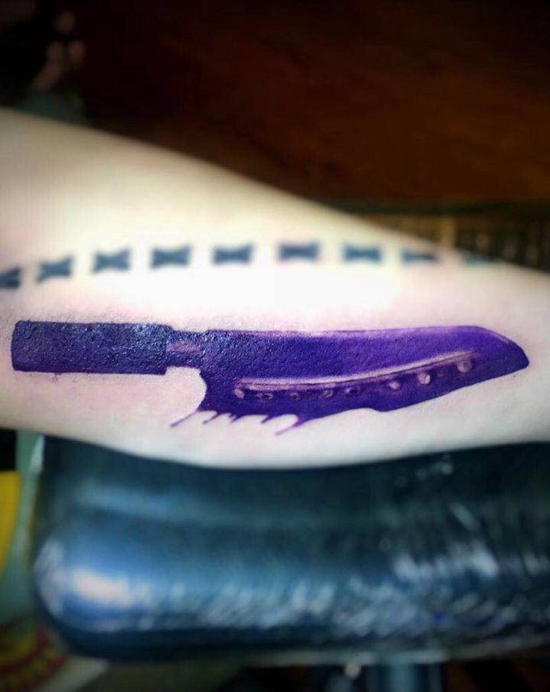 紫色小刀纹身图片_手臂纹身图案