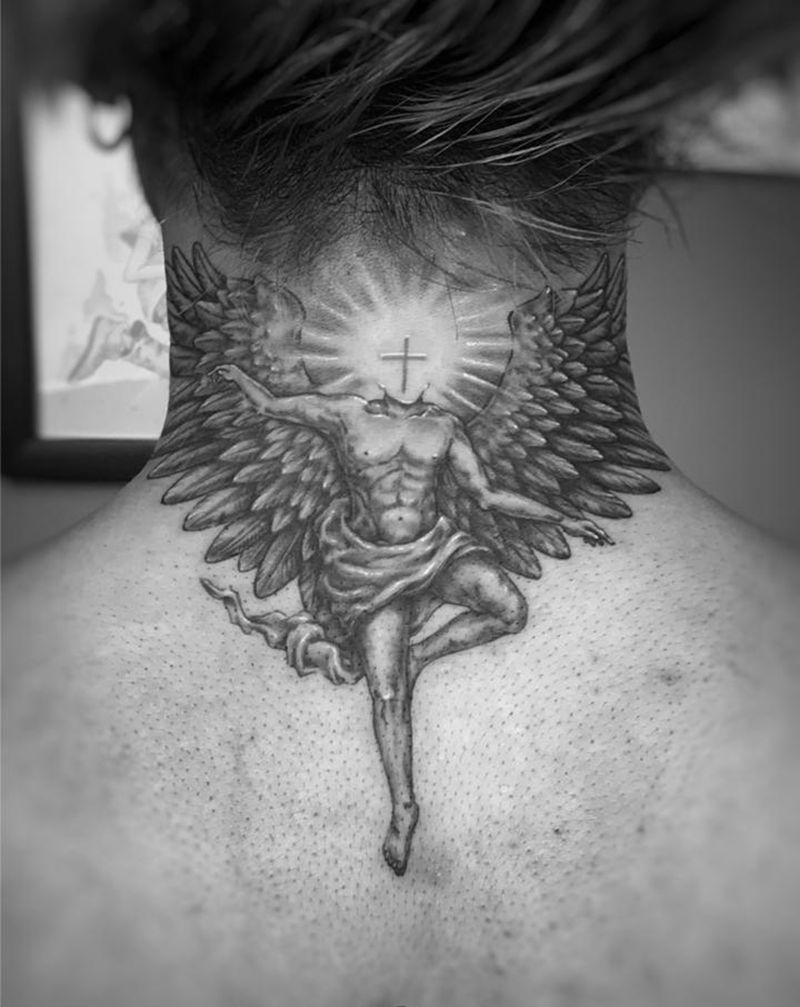 权志龙同款纹身图片_颈部欧美写实点刺纹身图案