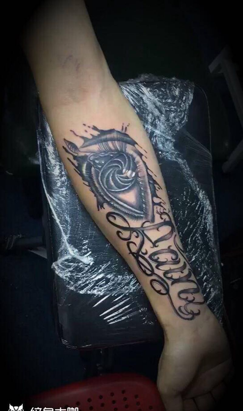 眼睛纹身图片_手部纹身图案