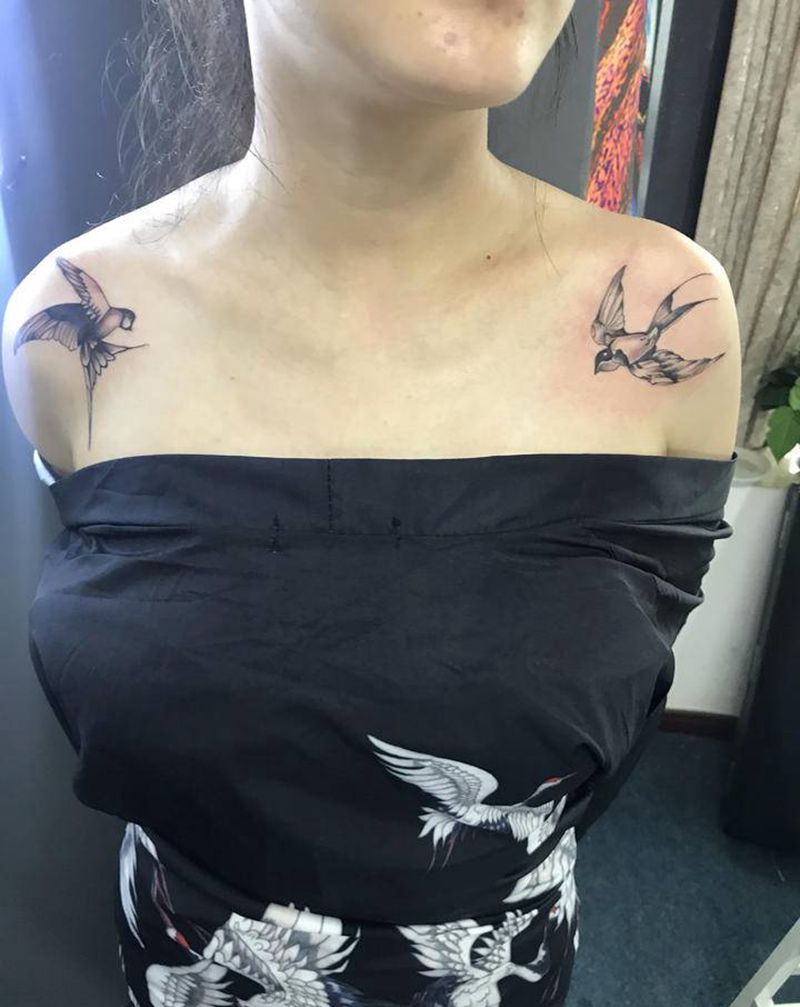 燕子纹身图片_胸部纹身图案