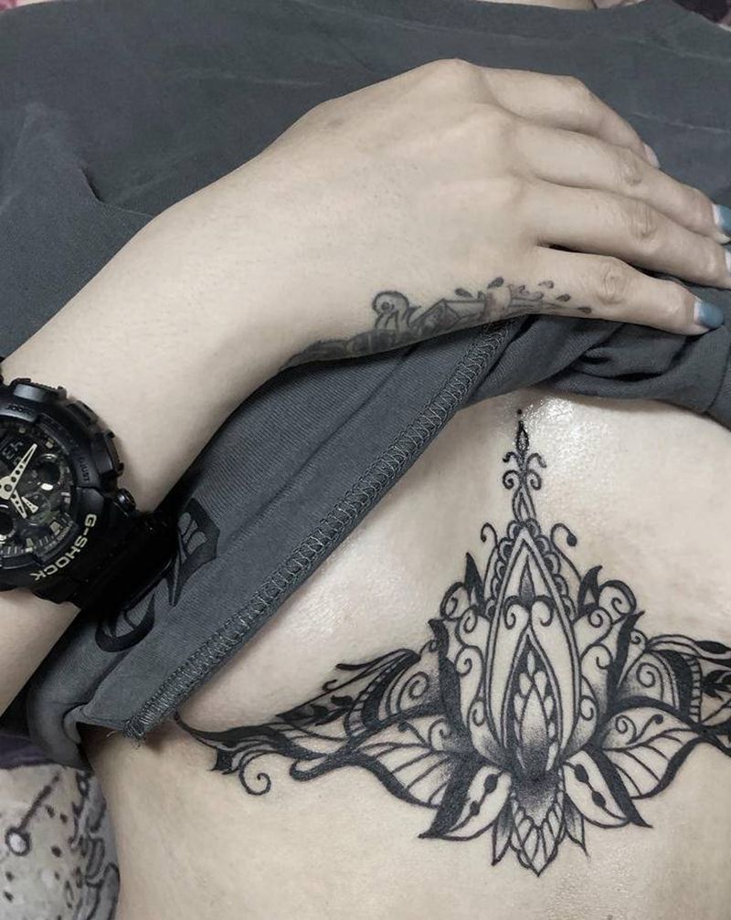 emm纹身图片_胸部图腾点刺纹身图案