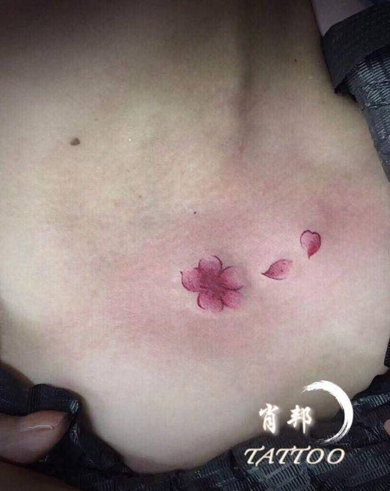 小花花纹身图片_胸部纹身图案