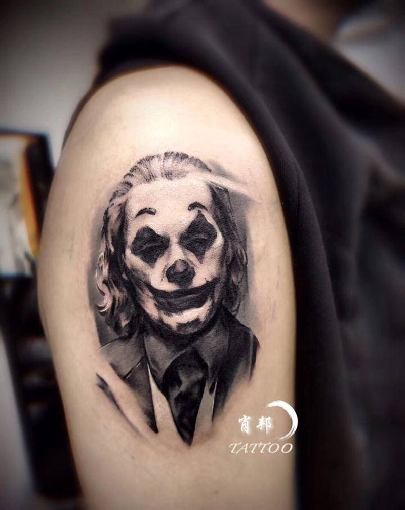 小丑纹身图片_手臂欧美写实纹身图案