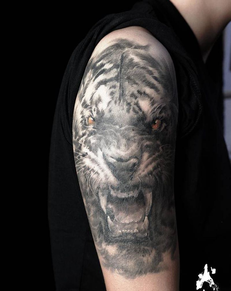 老虎纹身图片_肩部手臂欧美写实素描纹身图案