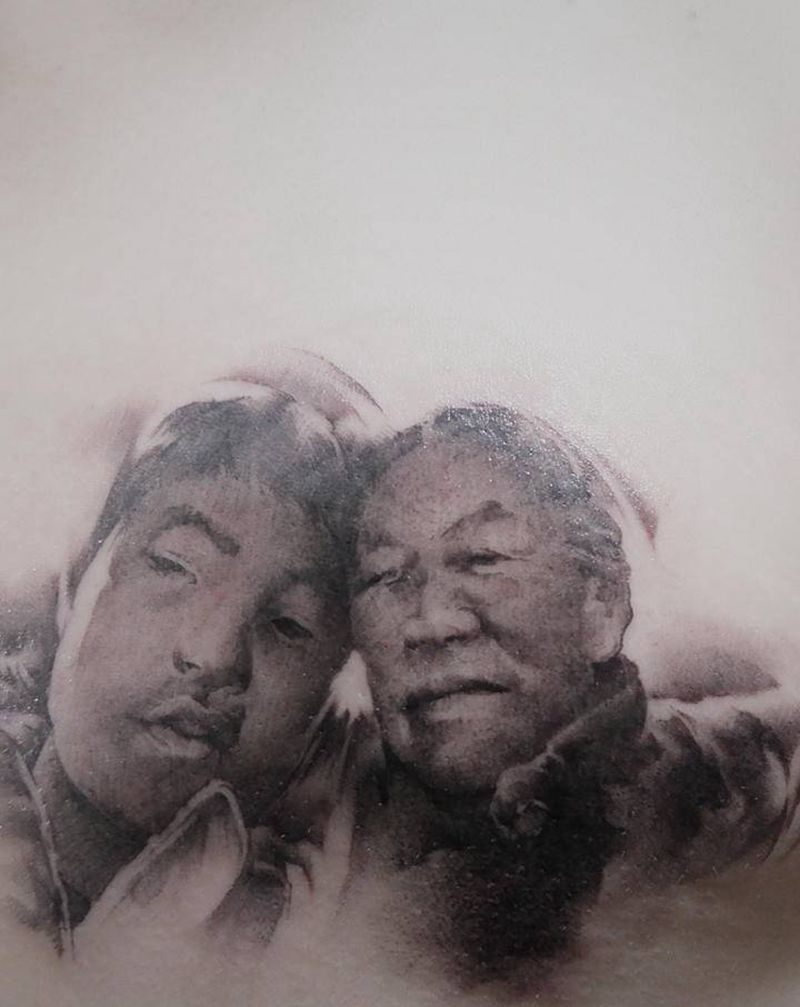 永不褪色的老照片纹身图片_胸部点刺欧美写实照片亲人纹身图案