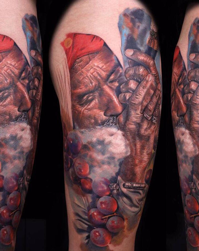 抽烟斗的老人与葡萄纹身图片_腿部欧美写实纹身图案