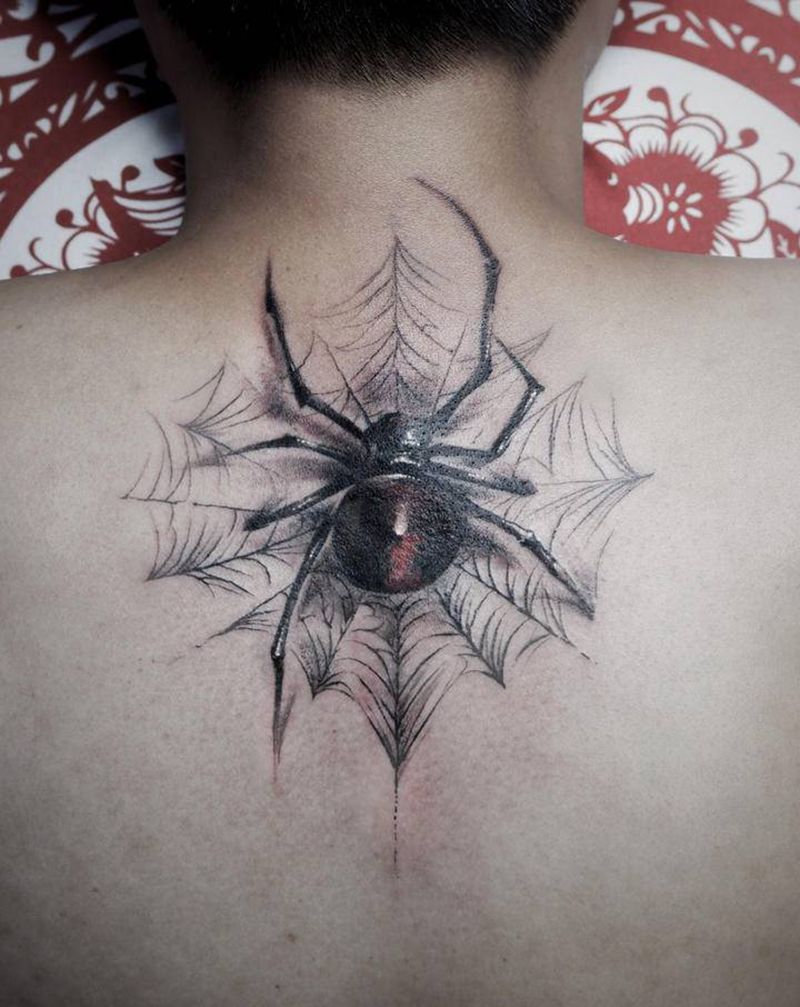 红背黑蜘蛛纹身图片_背部欧美写实点刺蜘蛛写实精致纹身图案
