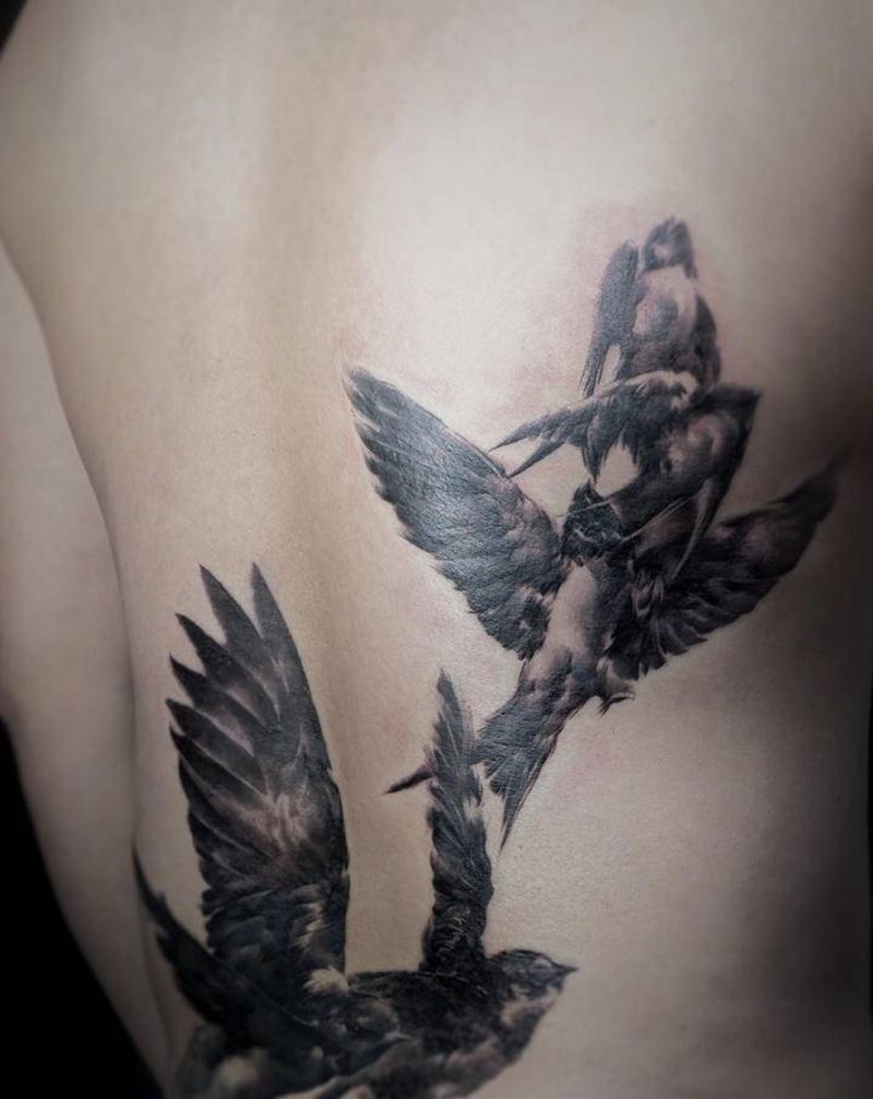 天命玄鸟，降而生商纹身图片_背部欧美写实点刺燕子玄鸟遮盖纹身图案