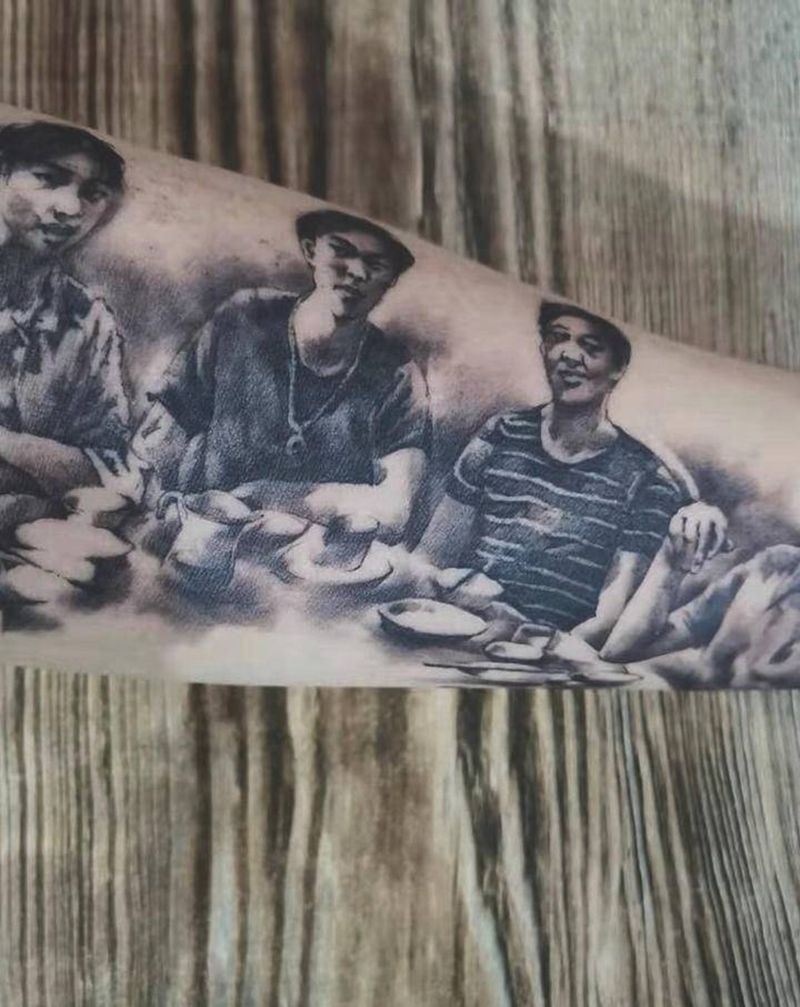 家人纹身图片_手臂欧美写实点刺家人全家福亲情纹身图案