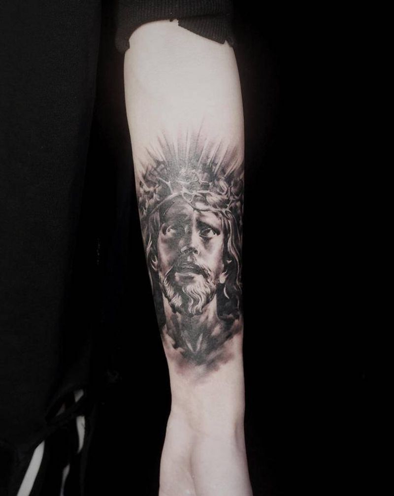 耶稣受难纹身图片_手部欧美写实宗教雕塑耶稣纹身图案