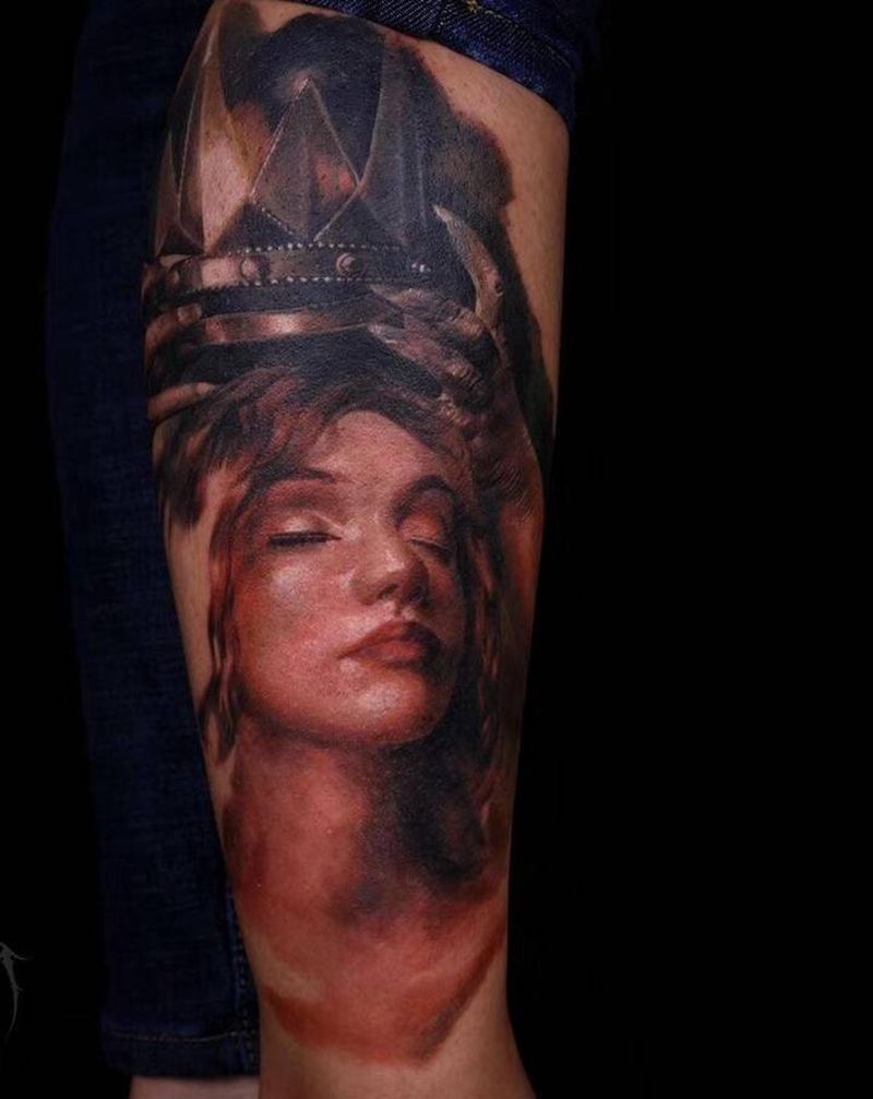 戴皇冠的女人.未完成纹身图片_腿部欧美写实纹身图案
