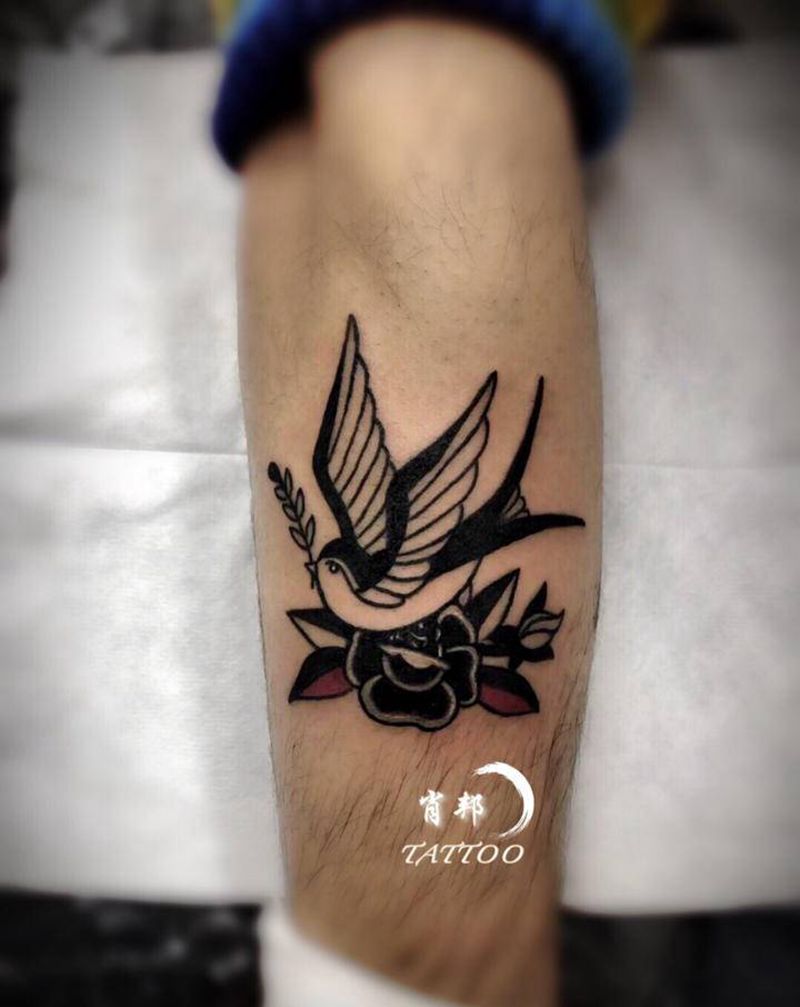燕子纹身图片_手臂Old School纹身图案