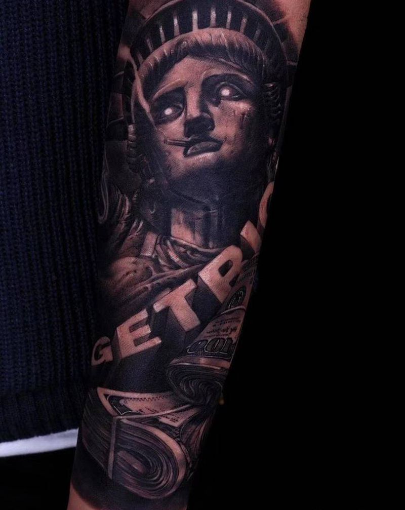 个性自由女神像纹身图片_手臂欧美写实花体字纹身图案